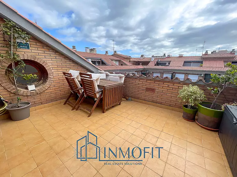 Luminoso D&uacute;plex con Gran Terraza y Piscina en Pineda de Mar, &iexcl;Ideal para tu nueva vida!