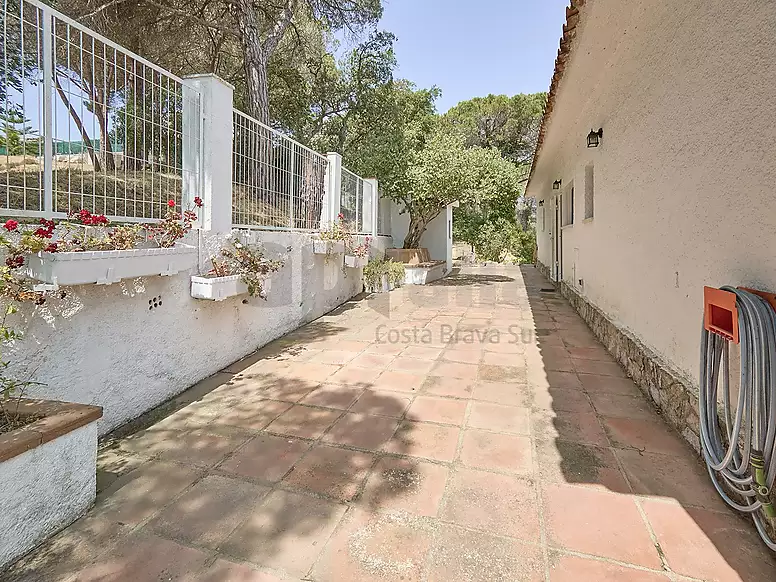 Villa con gran potencial, 2.000 m  de parcela y espacios sin límites en Los Pinares