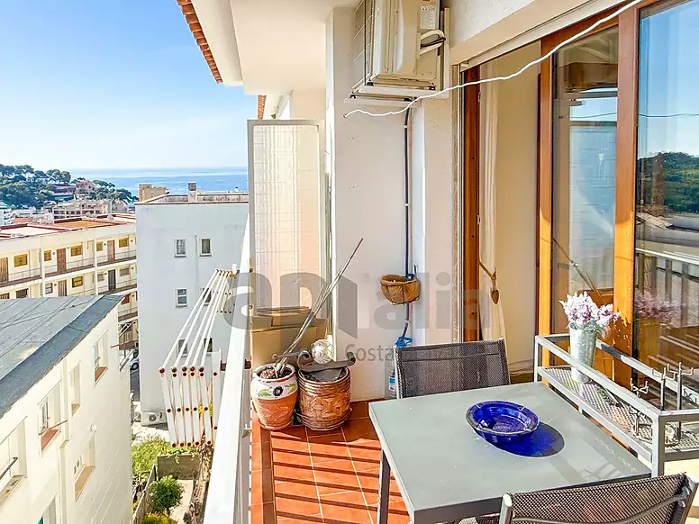 OPORTUNIDAD EN LLORET DE MAR: APARTAMENTO CON TERRAZA Y VISTAS AL MAR CERCA DE LA PLAYA