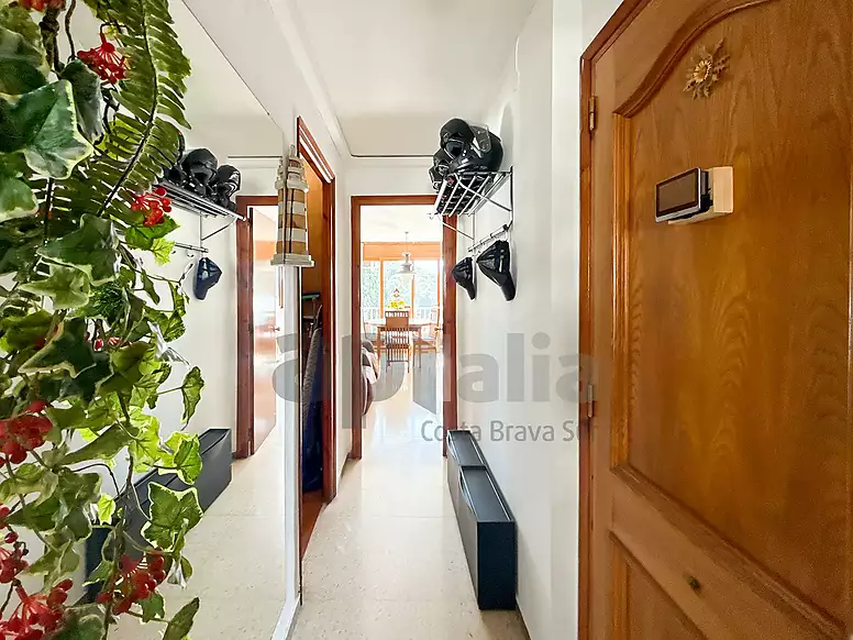 OPORTUNIDAD EN LLORET DE MAR: APARTAMENTO CON TERRAZA Y VISTAS AL MAR CERCA DE LA PLAYA