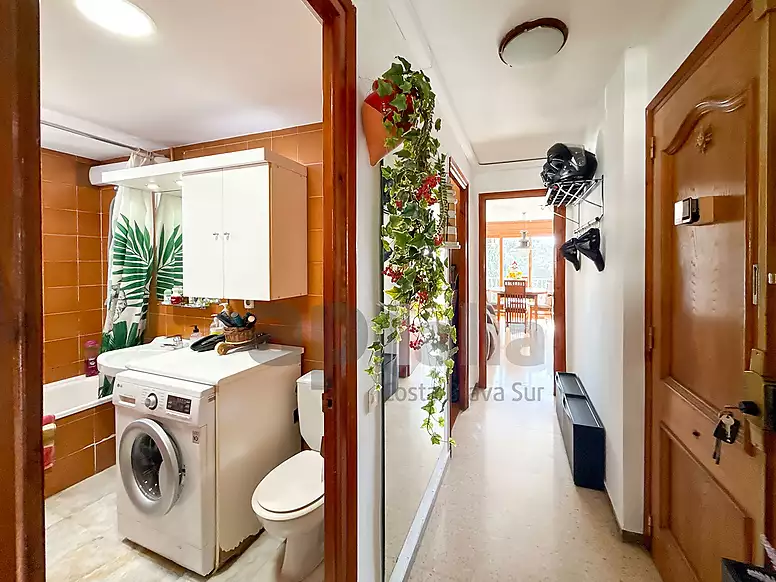 OPORTUNIDAD EN LLORET DE MAR: APARTAMENTO CON TERRAZA Y VISTAS AL MAR CERCA DE LA PLAYA