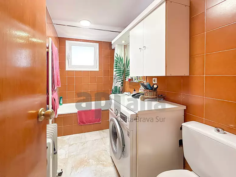 OPORTUNIDAD EN LLORET DE MAR: APARTAMENTO CON TERRAZA Y VISTAS AL MAR CERCA DE LA PLAYA
