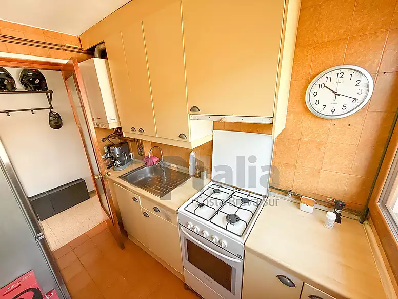 OPORTUNIDAD EN LLORET DE MAR: APARTAMENTO CON TERRAZA Y VISTAS AL MAR CERCA DE LA PLAYA
