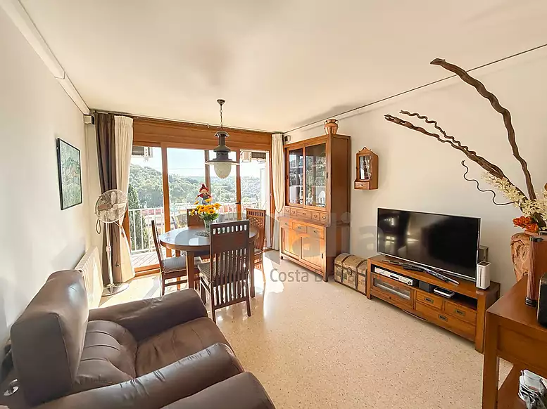 OPORTUNIDAD EN LLORET DE MAR: APARTAMENTO CON TERRAZA Y VISTAS AL MAR CERCA DE LA PLAYA