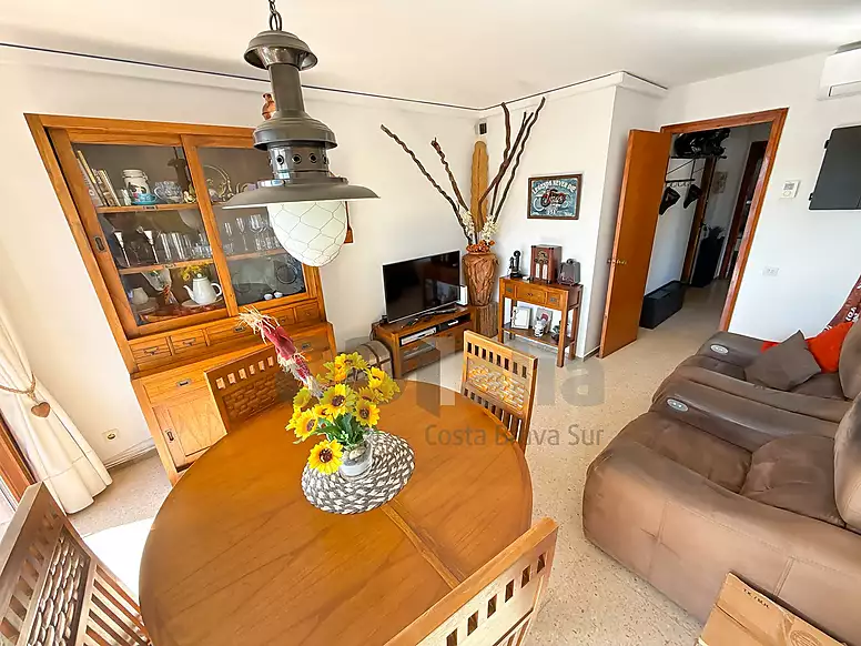 OPORTUNIDAD EN LLORET DE MAR: APARTAMENTO CON TERRAZA Y VISTAS AL MAR CERCA DE LA PLAYA