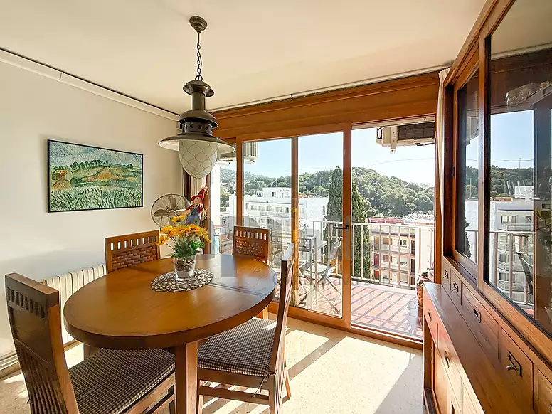 OPORTUNIDAD EN LLORET DE MAR: APARTAMENTO CON TERRAZA Y VISTAS AL MAR CERCA DE LA PLAYA