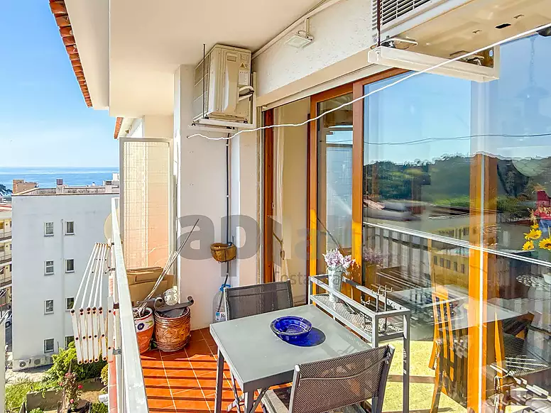 OPORTUNIDAD EN LLORET DE MAR: APARTAMENTO CON TERRAZA Y VISTAS AL MAR CERCA DE LA PLAYA