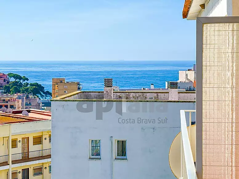 OPORTUNIDAD EN LLORET DE MAR: APARTAMENTO CON TERRAZA Y VISTAS AL MAR CERCA DE LA PLAYA