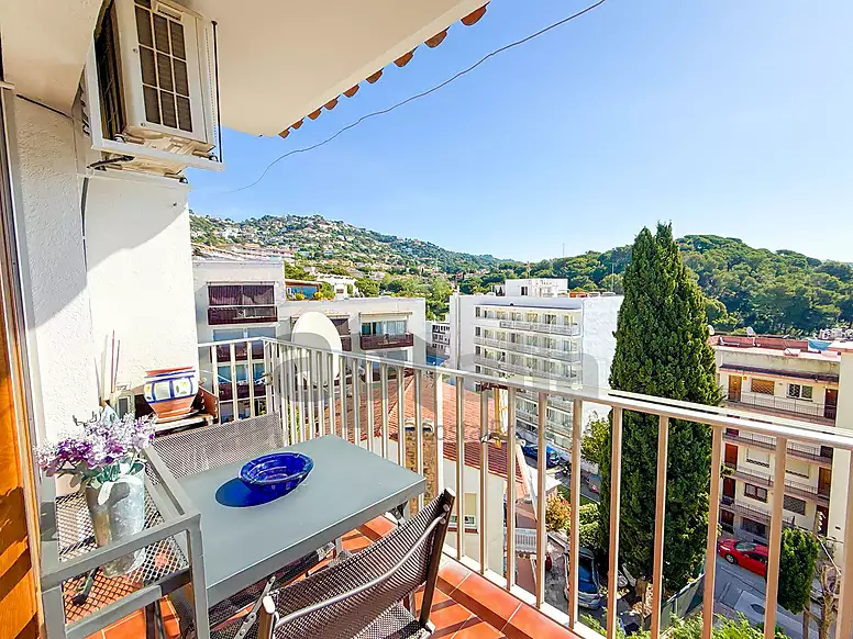 OPORTUNIDAD EN LLORET DE MAR: APARTAMENTO CON TERRAZA Y VISTAS AL MAR CERCA DE LA PLAYA