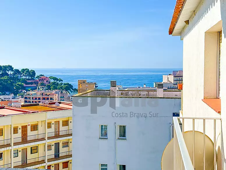OPORTUNIDAD EN LLORET DE MAR: APARTAMENTO CON TERRAZA Y VISTAS AL MAR CERCA DE LA PLAYA