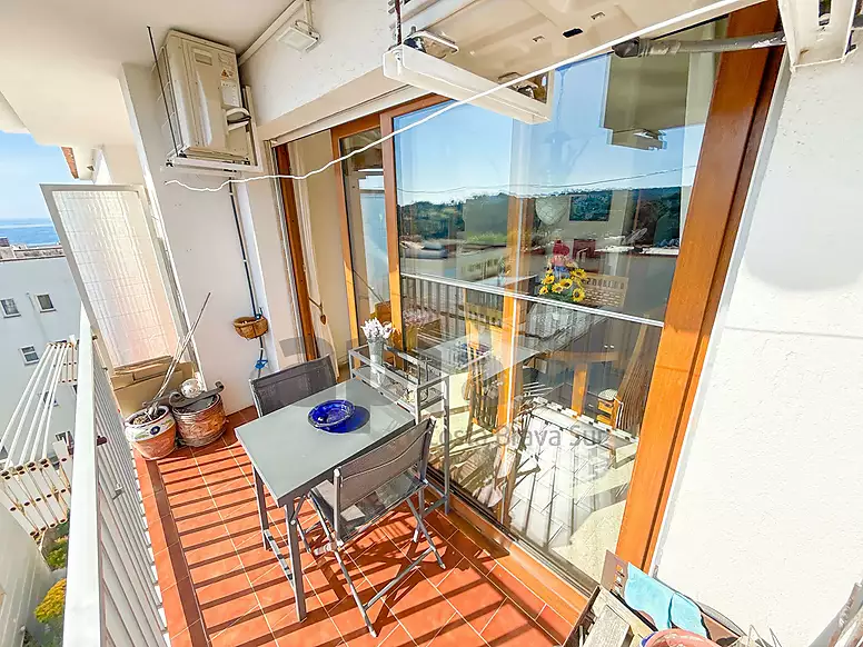 OPORTUNIDAD EN LLORET DE MAR: APARTAMENTO CON TERRAZA Y VISTAS AL MAR CERCA DE LA PLAYA
