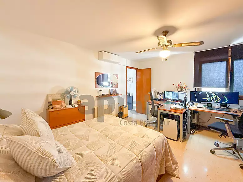 OPORTUNIDAD EN LLORET DE MAR: APARTAMENTO CON TERRAZA Y VISTAS AL MAR CERCA DE LA PLAYA