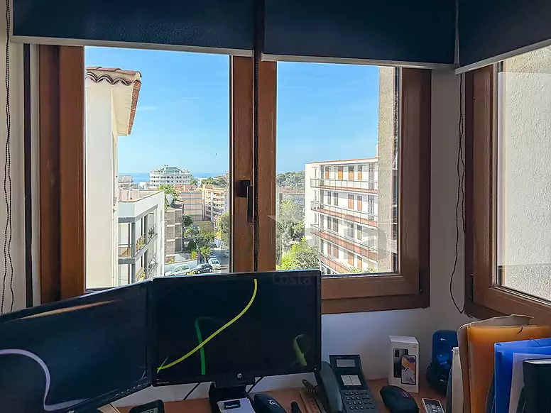OPORTUNIDAD EN LLORET DE MAR: APARTAMENTO CON TERRAZA Y VISTAS AL MAR CERCA DE LA PLAYA