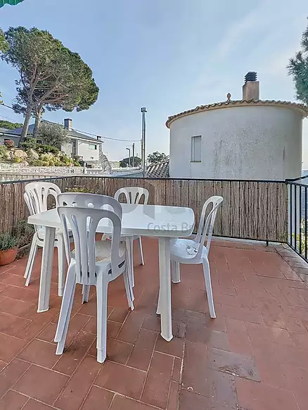 Cozy retreat with open views and a large plot in Serra Brava