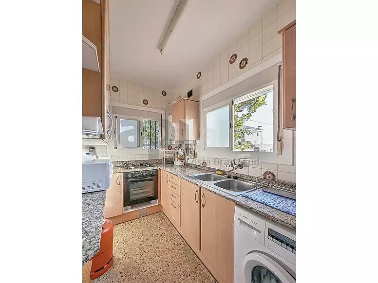 Cozy retreat with open views and a large plot in Serra Brava