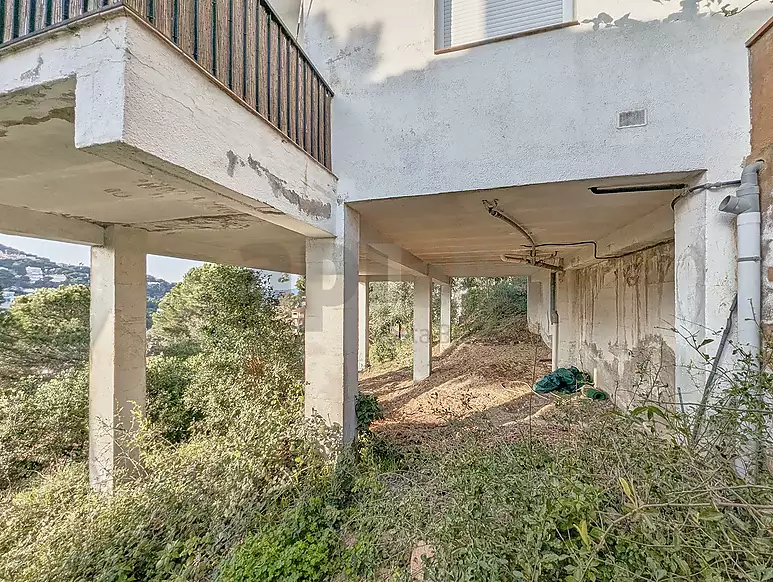 Cozy retreat with open views and a large plot in Serra Brava