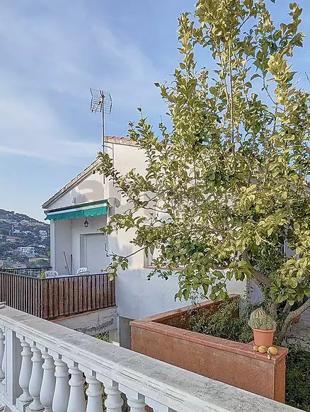 Cozy retreat with open views and a large plot in Serra Brava