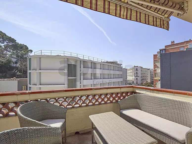 Oasis of light and space in Sa Caleta: Large corner apartment with private parking.