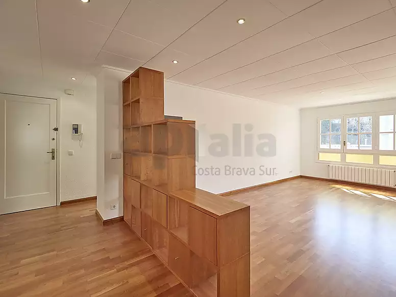 Oasis of light and space in Sa Caleta: Large corner apartment with private parking.