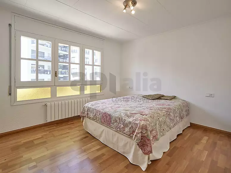 Oasis of light and space in Sa Caleta: Large corner apartment with private parking.