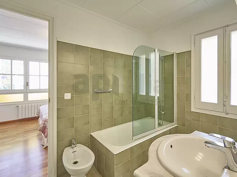 Oasis of light and space in Sa Caleta: Large corner apartment with private parking.