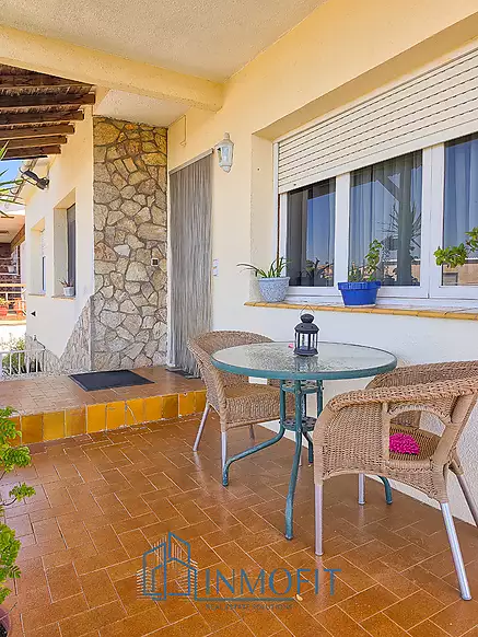 House with two independent apartments in Tordera - Ideal investment