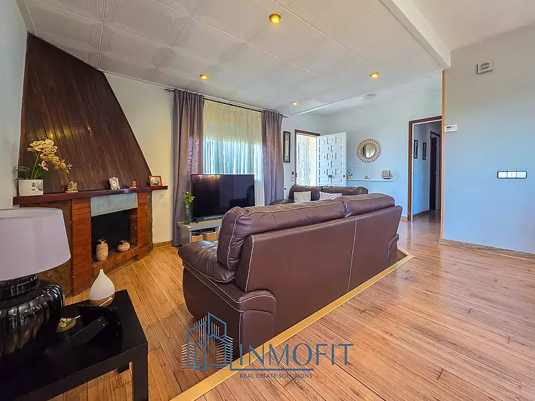 House with two independent apartments in Tordera - Ideal investment