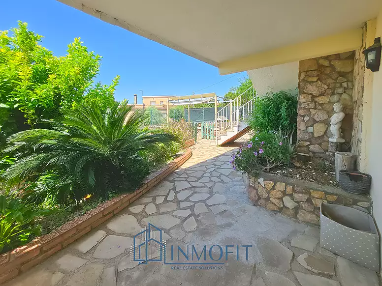 House with two independent apartments in Tordera - Ideal investment
