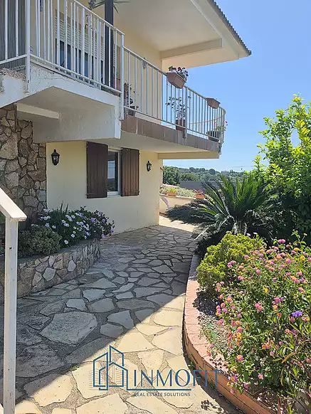 House with two independent apartments in Tordera - Ideal investment
