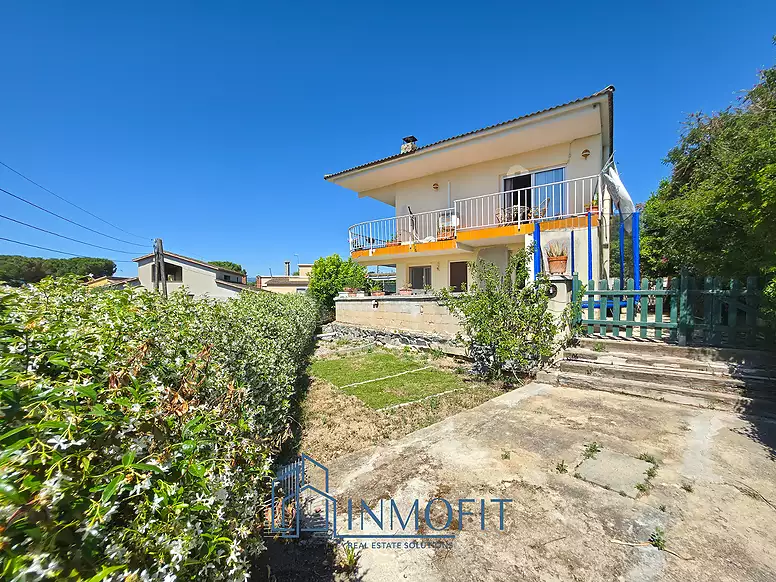 House with two independent apartments in Tordera - Ideal investment